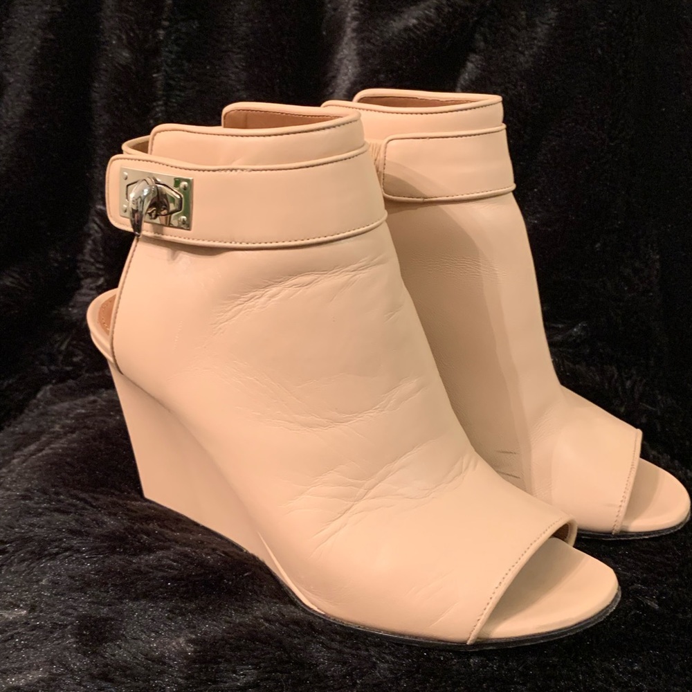 Beautiful Givenchy ankles boots 👢 use see pic